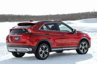 デザインコンセプトは“VIBRANT & DEFIANT”(「躍動、そして挑戦」と訳される)。この角度から見ると、アッパーボディーのウエッジシェイプがよくわかる。