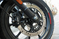 ブレーキは、小・中排気量のモデルではおなじみの印BYBRE(バイブレ)製。ディスク径は前:300mm、後ろ:270mmで、デュアルチャンネルABSが装備される。