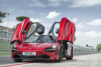 マクラーレンのトレードマークである跳ね上げ式のドアは、ヒンジ位置を見直すことにより、全開時に必要な横方向のスペースを従来比で155mm抑えている。