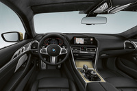 金色の専用インテリアトリムやBowers & Wilkinsの「ダイヤモンドサラウンドサウンドシステム」を標準装備。