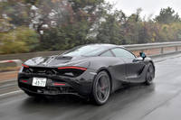 【マクラーレン720Sのスペック】
ボディーサイズ:全長×全幅×全高=4543×1930×1196mm/ホイールベース:2670mm/車重:1419kg(DIN)/駆動方式:MR/エンジン:4リッターV8 DOHC 32バルブ ツインターボ/トランスミッション:7段AT/最高出力:720ps(537kW)/7500rpm/最大トルク:770Nm(78.5kgm)/5500rpm/タイヤ:(前)225/35ZR19 88Y/(後)285/35ZR20 104Y(ピレリPゼロ コルサ)/燃費:10.7リッター/100km(約9.3km/リッター 欧州複合モード)/価格:3338万3000円