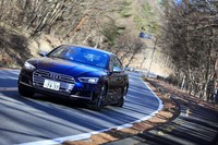 ワインディングロードを駆け抜ける「S5スポーツバック」。アクセルペダルを深く踏み込むと、すさまじいほどの加速を見せてくれた。