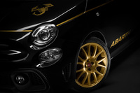 ゴールドのボンネットステッカーやドアのロゴ、ボディーのライン、ホイールなどで、ブラックのボディーをクールに演出。
