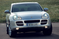 2002年に登場した初代「カイエン」。現在に続く“911デザイン”による金太郎アメ戦略は、このモデルの爆発的成功が端緒となった。