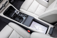 スタイリッシュでありながら、充実した収納スペースを備えたインテリア。センターコンソールにはティッシュボックスをしまうことができる。