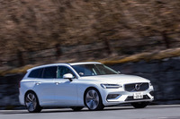「V60 T8 Twin Engine AWDインスクリプション」のボディーサイズは全長×全幅×全高=4760×1850×1435mm、ホイールベース=2870mm。車両重量は非電動化モデルの「T5インスクリプション」比で350kg重い2050kgとなっている。