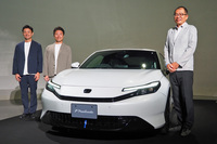 写真左から新型「ホンダ・プレリュード」のエクステリアデザインを担当した本田技術研究所の大沼紀人(おおぬま のりと)さん、インテリアデザインを担当した同社の東森裕生(ひがしもり ゆうき)さん、そして新型プレリュードの開発責任者である本田技研工業の山上智行(やまがみ ともゆき)さん。