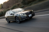 常時全輪を駆動するフルタイム4WDは、悪路走破性だけでなく高速走行時の安定性向上にも寄与。ロングドライブの負担を軽減してくれる。