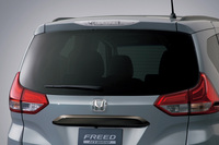 クリアタイプのLEDハイマウントストップランプとブラッククロームメッキのリアライセンスガーニッシュでリアビューが差異化される。