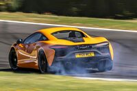 アスカリサーキットのコーナーを攻める「アルトゥーラ」。野心的なスロットル操作をすると、リアエンドが躍り出す。