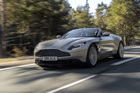 電動パワーステアリングのギアレシオは13:1。ステアリングのロック・トゥ・ロックは2.4回転に設定されている。