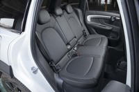 リアシートは前後スライド機構と背もたれのリクライニング機構を備えている。シリーズで一番大きい「クロスオーバー」だけあって後席空間も十分に広い。