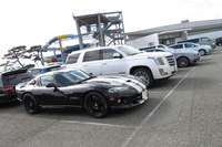 JAIA合同試乗会の駐車場にて、アメ車がシアワセでいられた最後の時代のクルマと、時代が変わろうとわが道を突き進むクルマが並んでいる様子。