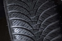 優れた走行安定性を生み出すのは幅広に設定されたセンターリブと、細分化したうえでスクラムを組むように配置されたブロックだ。