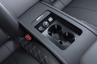 後席のセンターは左右席のアームレストになっている。カップホルダーのほか、アクセサリーソケットやUSBのコネクターも装備。