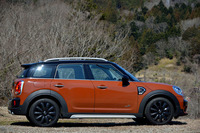 日本では、2011年1月に初代がデビューした「MINIクロスオーバー」。今回、初のフルモデルチェンジで2代目となった。