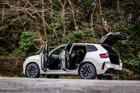 「X3 M50 xDrive」は全長×全幅×全高=4755×1920×1660mm、ホイールベース=2865mm。従来型「X3 M40i」に対しては30mm長く25mm幅広くなったが、車高は15mm低くなっている。