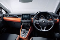 「インテンス」グレードのインテリア。ボディーカラーが「オランジュ アタカマ メタリック」のモデルはブラックとオレンジの2トーンカラー(写真)となる。それ以外のインテンスおよび上級グレード「インテンス テックパック」はブラック内装が組み合わされる。