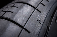 サイドウォールにグッドイヤーのトレードマークとしておなじみの「ウイングフット」マークを発見。このマークが示すトレッド面の溝底にタイヤの摩耗限度(残溝1.6mm)を知らせるウエアインジケーター(スリップサイン)が設置されている。