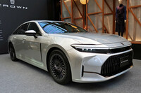 ボンネットのラインに注目。「クラウン セダン」ではフロントまわりに厚み(高さ)があり、それをフロントマスクの直前でグリルへ向けてぐっと落とし込んでいる。これにより、ボンネットまわりのボリューム感を強調しているのだ。