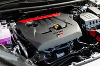 最高出力304PS、最大トルク400N・mを発生する1.6リッター直3ターボエンジン「G16E-GTS」。今回の改良では、アンチラグ機能を積極的に作動させることで、スロットルオン時に素早く反応する制御が搭載された。