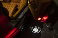 ドアを開けた際に点灯するエントリーライトにも、“レ・レジェンド・デュ・シエル”専用のロゴデザインが用いられている。