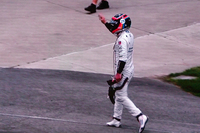 こちらは、元世界王者で現役F1トップドライバーのフェルナンド・アロンソ。今回のインディ500では、F1のモナコGPを欠場しての彼の参戦に注目が集まったが、残り21周でエンジントラブルのためにリタイアとなった(写真はリタイア直後の様子)。佐藤はレース前のアロンソとの会話で、「インディはそんなに甘くはないよ」と思ったという。アロンソは「トラフィックの中は怖いからとにかく先頭を走るよ」とコメント。先頭を走るとドラッグ(空気抵抗)も増え、燃費は大いに悪化し、レース運びで不利になるという先輩・佐藤からの助言に、元F1チャンピオンは「燃費はいいんだよ」と言い切ったとか。「そんなフェルナンドらしい走りに、観客も魅了されたと思います」と佐藤は語る。