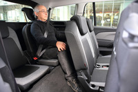 身長160cmの筆者が3列目シートに座った様子。この3列目は、背もたれを前方に倒してフロアに収納することができる。