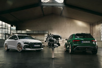アウディの5気筒エンジン誕生50周年を記念した限定車「RS 3セダン コンペティションリミテッド」(写真左)と「RS 3スポーツバック コンペティションリミテッド」(同右)。