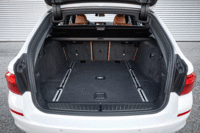 トランクルームの容量は、5人乗車時で570リッター、後席を倒した状態で1700リッター。テールゲートを開けると、自動でトノカバーも開く。(写真をクリックすると、シートの倒れる様子が見られます)