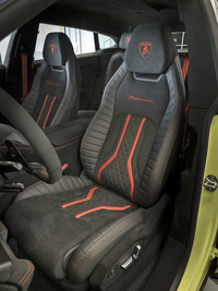 シートは「Performante」の刺しゅうをはじめ、ヤル気満々のデザイン。ただし、サイドサポートの高さは控えめで、乗降性や掛け心地にも配慮されている。