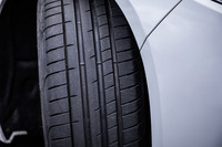 左右非対称のトレッドパターンデザインを採用。コーナリング時の接地面積を最大化させグリップ力を高める「パワーショルダーテクノロジー」と、ドライ走行を支えるアウターセクションにウエット走行を支えるセンターセグメント組み合わせた「デュアルプラステクノロジー」で、シーンや路面を選ばないパフォーマンスを実現したという。