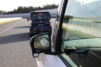 走りの質感向上に加え、大幅に強化された運転支援システムも新型の特徴。全車速対応型のアダプティブクルーズコントロールや、自動操舵技術を用いたパーキングアシストなどが新たに採用された。