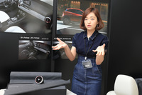 寺島さんと、「Lパッケージ」のインストゥルメントパネルに使用されるグレーのスエード素材。寺島さんいわく「明度についてすごく悩んだ」とのこと。