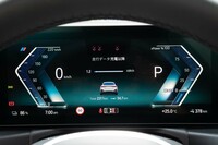 インフォメーションディスプレイの表示レイアウトは先に上陸した「iX」などのEVに準じたもの。内燃機関車よりも角張ったデザインだ。