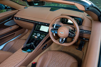 ダッシュボードは有機的な曲線で構成されていた「DB11」から一転して水平基調に。高く設定されたセンターコンソールも特徴だ。