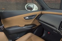 ドアの内張りにも、滑らかなスエード調の「グランリュクス」があしらわれる。「こがね」と名付けられた鮮やかなキャメルカラーのほか、シックな「ブラック」も選べる。