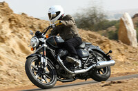 新設計のフレームとスイングアームは、ロイヤルエンフィールドの子会社である英国のフレームビルダー、ハリス・パフォーマンスと共同で開発。走行安定性の高さと取り回しのしやすさを追求したものとなっている。