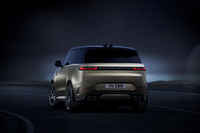 スポーティーなデザインのエクステリアパーツやカーボンファイバー製のボンネット、4本出しのテールパイプフィニッシャーなど、多くの専用装備を採用する「レンジローバー スポーツSVエディションワン」。