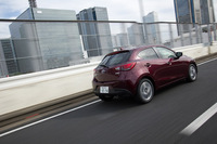 首都高速1号羽田線を行く「デミオ」。テスト車のボディーカラーには、新色の「ディープクリムゾンマイカ」が用いられていた。