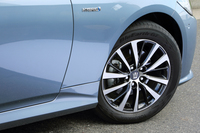 切削光輝+ダークグレーメタリック塗装の17インチアルミホイールに215/55R17サイズのタイヤを組み合わせる。