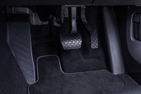 「パサート」のペダル配置。右端は、同一車線内全車速運転支援システム「トラベルアシスト」作動時などにアクセルペダルの操作から解放された右足が置けるようなフットレスト形状になっている。