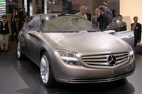 【写真上】ダイムラークライスラー乗用車部門のトップ、プロフェッサー・ユルゲン・フベルト(中央)
【写真下】世界初公開となったメルセデスベンツ「F500マインド」