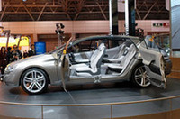 観音開きの場合、ドア開口部は1900mm。室内中央にインテリアピラーが備わる。