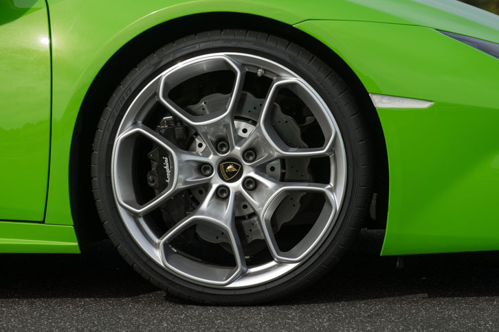 タイヤサイズはフロントが245/35R19(写真)でリアが305/35R19。試乗車は「ピレリP ZERO」を履く。