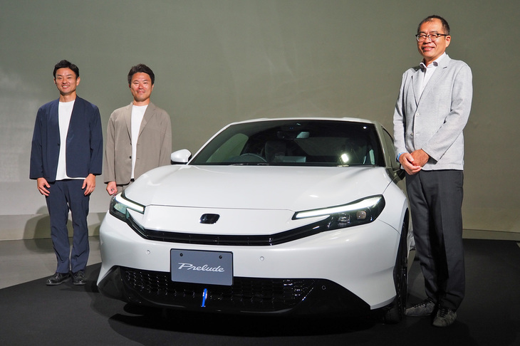 新型「プレリュード」の開発関係者。写真左から新型プレリュードのエクステリアデザインを担当した本田技術研究所の大沼紀人(おおぬま のりと)さん、インテリアデザインを担当した同社の東森裕生(ひがしもり ゆうき)さん、そして新型プレリュードの開発責任者である本田技研工業の山上智行(やまがみ ともゆき)さん。