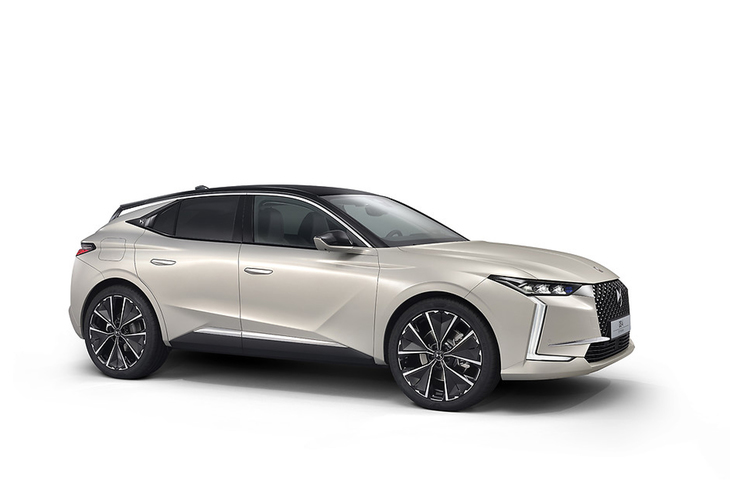 プラグインハイブリッドシステムが搭載された「DS 4 E-TENSE(Eテンス)」もラインナップ。