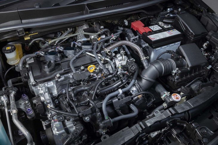 「RS」グレードの1.5リッター直3エンジン。上位のグレードには過給機(ターボ)付きの1.6リッター直3エンジンが搭載される。