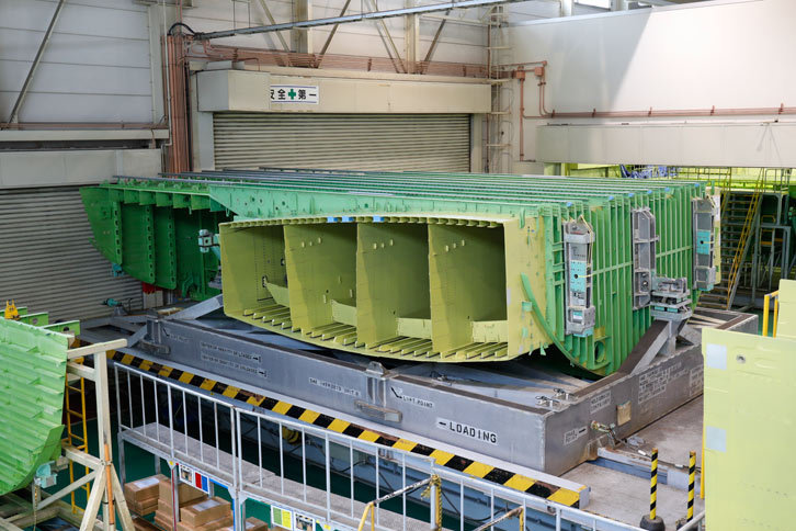 完成した「777」の中央翼。内部の空洞はそのまま燃料タンクとして使用されるため、燃料が漏れないよう各部にシーリングが施される。こうした作業の緻密さ、正確さが、他のサプライヤーに対するスバルのアドバンテージになっているという。