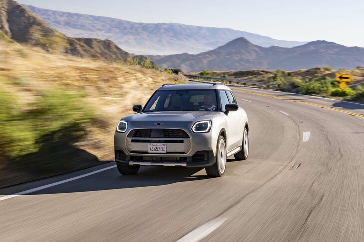 フル電動モデルがラインナップされるというのは、新型「MINIカントリーマン」の大きなトピックだ。一充電走行距離(欧州WLTPモード)は、FWD車が462km、4WD車が433kmとなっている。